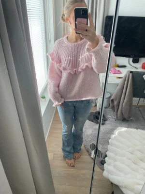 Ljusrosa stickad tröja med volanger - Supersöt ljusrosa stickad tröja med volanger. Perfekt för dig som gillar en gullig och trendig look. Säljer pga att den inte kommer till användning. I stl M men passar även S, skriv vid frågor💕