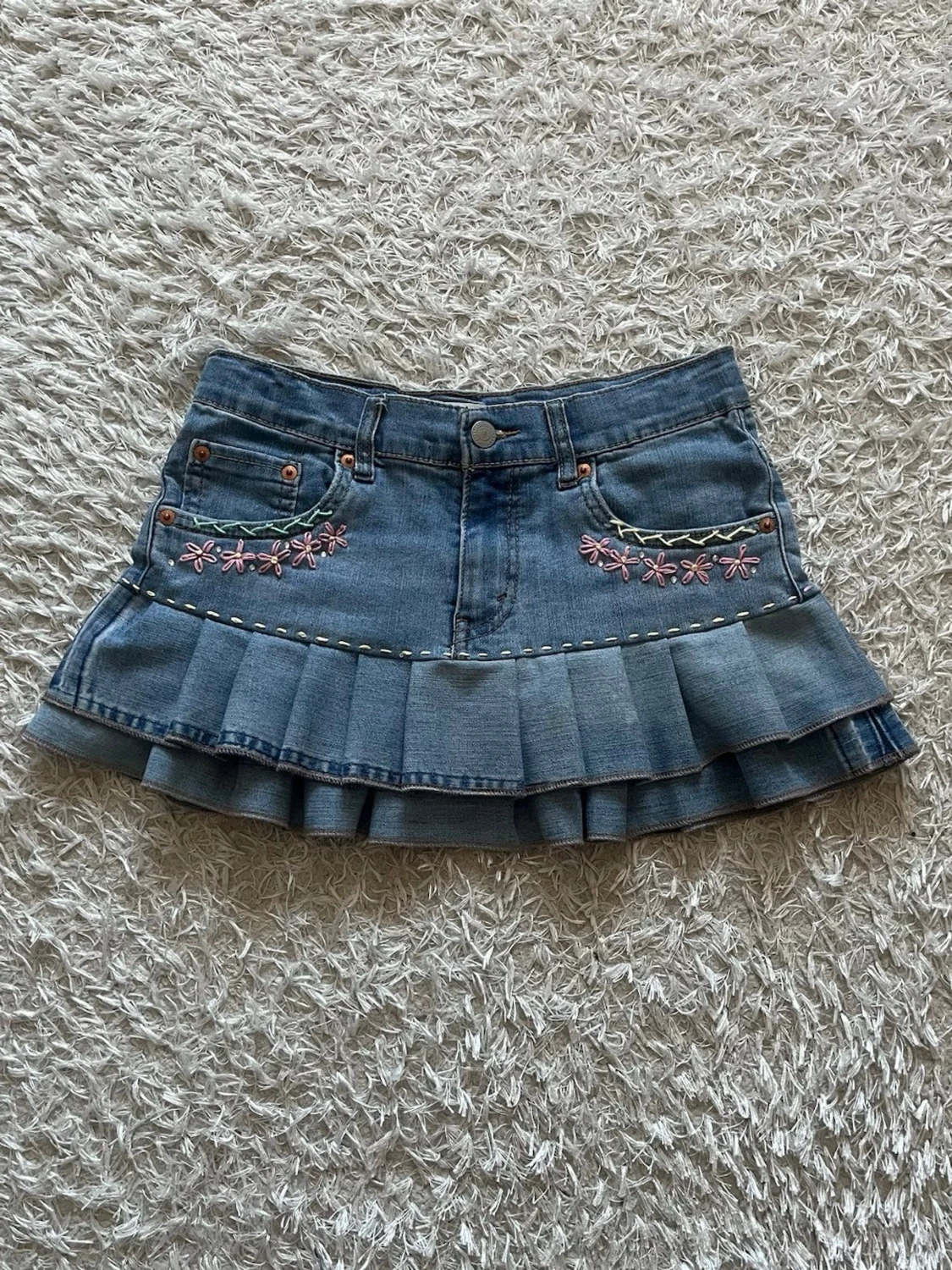 Jeanskjol med volang och broderi