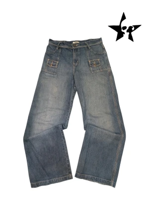 Baggy byxor 90s - Sjuka extra baggy pants, säljer eftersom de inte passar. Passar S och M, de är i fint skick‼️ Skicka gärna bud, och hojta för frågor🙏