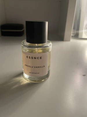 Essnce parfym  - Nästan helt full essnce parfym i doften absolu vanilla. 