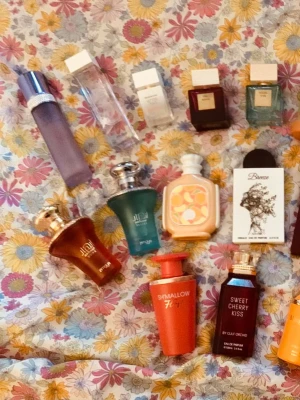 Parfymsplit 💜 - Just nu fri frakt✨️Splittar parfymer i glasdekanter med spray ✨️Säljer ej hela flaskan ✨️3 ml-25 kr,5 ml-40 kr, många går att köpa även I 10 ml för 75 kr✨️Se listor bland bilderna vilka som finns 💜Se även mina andra splitannonser 💜