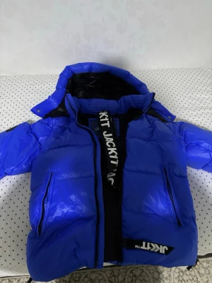 Blå dunjacka från Jackit - Snygg blå dunjacka från Jackit med svart innerfoder och avtagbar huva. Jag köpte jackan för 2500 nypris och säljer den för detta priset. Vid snabbköp var gärna säkra och prisförslag är alltid välkomna 
