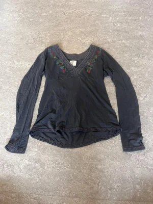 Tröja  - Jättefin långärmad med söta detaljer. Svänger ut litegrann. 