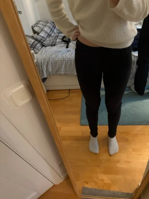 Svarta leggings med låg midja - Säljer ett par svarta leggings med låg midja och tight passform. De är stretchiga och sitter snyggt längs benen. Med fina Stjärnor längs hela byxorna