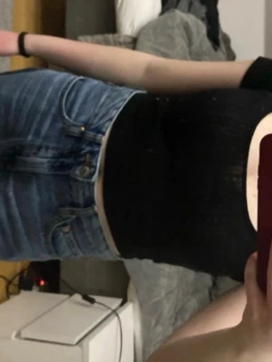 Svart croppad topp med kort ärm - Säljer en enkel och stilren svart croppad topp med korta ärmar. Toppen har en tight passform och är perfekt att matcha med höga jeans. Materialet känns mjukt och stretchigt, vilket gör den bekväm att bära hela dagen.