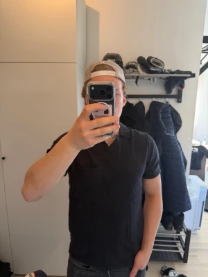 Svart pikétröja med krage - Tjena! Säljer just nu en go T-shirt med krage. Passar perfekt nu när sommaren är påväg. Storlek M. Pris kan diskuteras