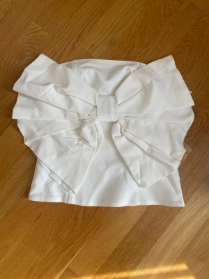  Rosett topp - Supersnygg vit axelbandslös rosett topp🥰 knappt använd
