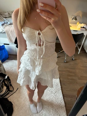 Sommarklänning  - Jättefin strapless sommarklänning. Den har vadderade kupor och scrunch i midjan så den sitter tajt. Väldigt bra skick. Vet tyvärr inte vilket märke det är, men den är gjord i Italien🤍 precis för kort för mig som är 176