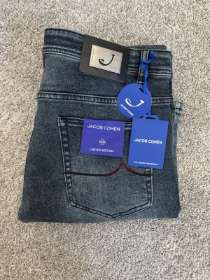 Jacob Cohen - Ett par fetta helt nya Jacob Cohen jeans. Skick 10/10 Storlek:34 men passar 33 Skriv vid funderingar😁