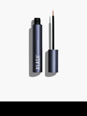 Xlash ögonfransserum blå tub - Xlash Eyelash Serum i en stilren, mörkblå tub med smal borste för enkel applicering. Förpackningen är av plast och har en modern, minimalistisk design. Perfekt för dig som vill boosta dina fransar med ett välkänt märke. Helt ny och oanvänd!!! 