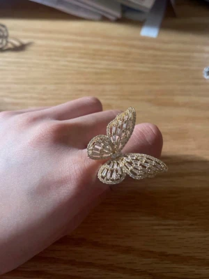 Guldig ring med fjärilsdesign - Köpte utomlands kommer tyvärr inte ihåg märket är som ny ser inga defekter har nog använt 1 gång bara!