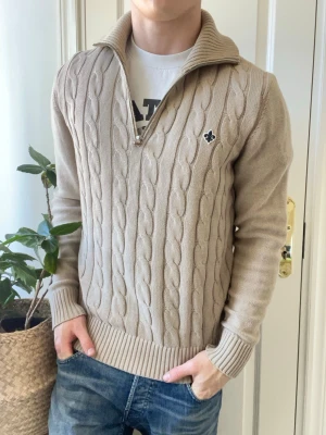 Morris stickad half zip  - Morris stickad half zip, holy nice. Inga defekter! Modellen i bilderna är 180 cm 75 kg och bär Storlek L , Kom med frågor! 🌟 (Kan gå ned i pris vid köp av paket 😉) 