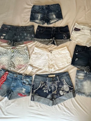 Blå jeansshorts med röda bandanadetaljer - Skicka ett privat meddelande om du gillar någon av dem för att fråga om pris och storlek på varje plagg.