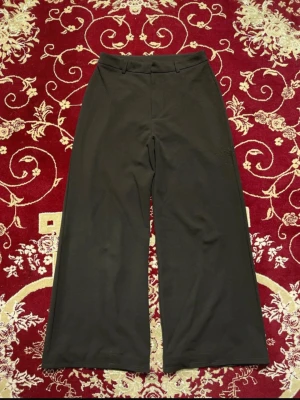 Svarta Anna Field Byxor - Svarta vida byxor från Anna Field. Använd många gånger, därav skavankerna (noppig, löstråd). Byxorna har även förkortats som ses i bild 6, men det går att sprätta upp.