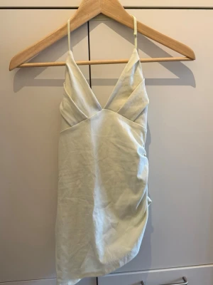 Topp med öppen rygg från Zara - Ljusgrön topp med öppen rygg med lapp kvar