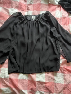 Svart blus från VILA - Snygg svart blus och inga skador, jätte fin på så Skriv om ni har frågor eller vill ha fler bilder!💞