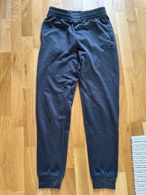 Svarta/gråa mjukisbyxor från EA7 Armani - Säljer ett par svart/gråa mjukisbyxor från EA7 Emporio Armani. Storlek XS men passar S bra också. 