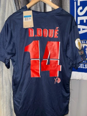 PSG tröja - En fin collab PSG tröja med The Weeknd som har Doué och XO på ryggen, storlek M!