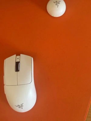  NEW Razer Viper V4 Pro White Edition - Selling a white Razer Viper V4 Pro wireless gaming mouse. The mouse features a sleek design with the Razer logo and is made of durable plastic. Perfect for fast movements and precise gameplay. A charging dock is included.