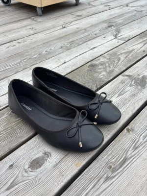 Svarta ballerinaskor - Svarta ballerinaskor från Deichman. Bara använt nån gång så dem är i fint skick. Är öppen om att diskutera priset🤗