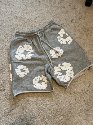 DENIM TEARS SHORTS - hej, säljer dessa Denim Tears shorts som är i riktigt bra material, helt nya med tags som hänger kvar. Perfekt inför sommaren