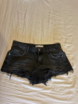 Svarta lågmidjade jeansshorts från Zara - Lågmidjade svart/gråa shorts från Zara. 