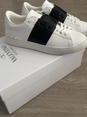 Valentino skor - Valentino skor storlek 43 köpte men dom passade inte som jag förväntade mig sprillans nya 