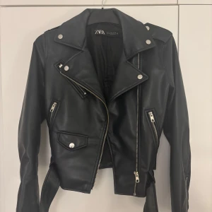 Svart skinnjacka från Zara - Jättefin svart skinnjacka från Zara i storlek S💞köparen står alltid för frakten! NYPRIS 500kr! (Som jag minns det)🌸