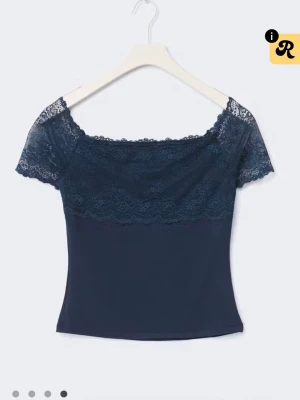 14+ lace detail top - Jättesöt spets topp ifrån Gina, mörkblå storlek xs. Köptes i ca april. Använd en gång sedan dess. Slutsåld på hemsidan. Köptes för 200kr 🫶🏼🌸