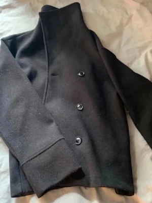 Svart kappa med hög krage - Säljer min svarta kappa från Gina Tricot! 