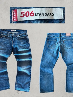 Levis 506 - Tjena, jag säljer dessa riktigt snygga jeans från Levis med en sjukt snygg tvätt. Dom är i modellen 506 standard, vilket är en hyfsat lös bootcut modell. Dom passat dessvärre inte mig längre så därför säljer jag dom!  Denna modell slutade säljas runt 2010, dessa är runt 15-20 år gamla  W33 L32 Men passar mer som W32 L32  Mått 📏  Midja 44cm Ytterbenslängd 101cm  Benöppning 22cm  Hör av dig om du undrar något så löser vi det!
