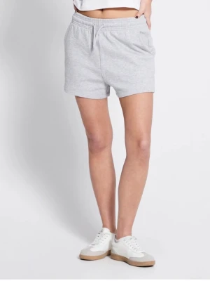 Grå mjuka shorts med snörning - Lätta och bekväma grå shorts med elastisk midja och snörning framtill. Shortsen har två sidofickor och är tillverkade i mjukt bomullsmaterial. Perfekta för varma dagar eller chill hemma.
