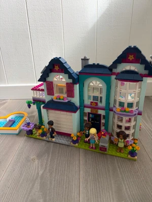 Lego friends - Andreas familjevilla - Andreas familjevilla (41449) Friends Lego. Komplett, med några extra bitar. 6+ år. Har byggts ihop, men i princip nyskick. Säljs inte längre från Lego.