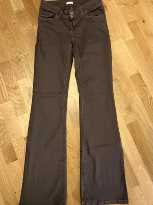 Bruna utsvänga Nelly jeans  - Helt nya bruna Nelly jeans i storlek 38, lågmidjade. Går över mina fötter och jag är 163 lång. Nypris 699kr! 