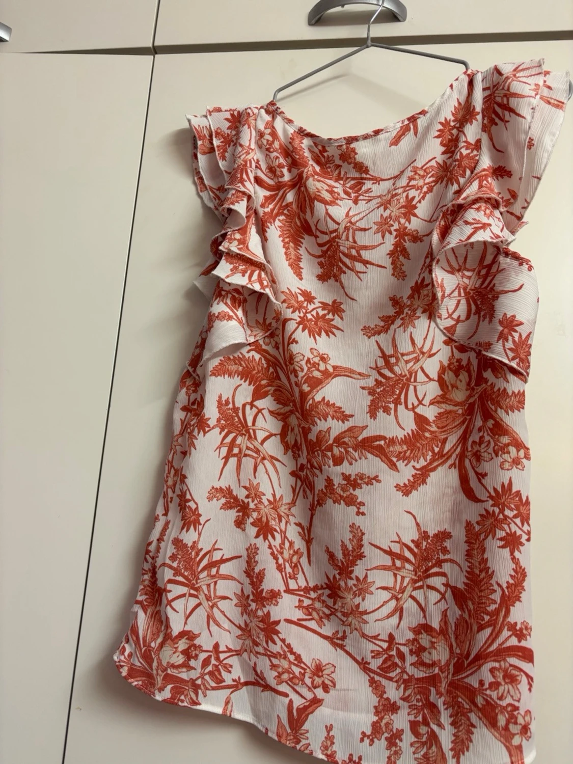 Vit blus med blommönster - 1