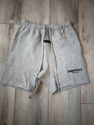 Essentials fear of god shorts ljus grå - Sköna och snygga shorts som passar med allt. Säljer för att de inte passade mig. Pris kan diskuteras vid snabba affärer 