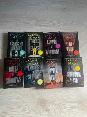 Throne of Glass-serien - Alla 8 böcker i Sarah J Maas kända Throne of Glass serie. Köpt för ca 1100-1200 på en bokhandel. Böckerna är på engelska. Serien börjar med Celaena Sardothien, en tonårig lönmördare som erbjuds en chans att vinna sin frihet genom att delta i en dödlig tävling för att bli kungens champion. Vad som börjar som en actionfylld fantasy om överlevnad växer snabbt till en episk saga om makt, magi och rebelliska kungariken.