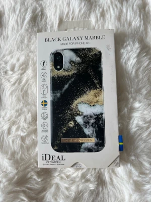 iDeal of Sweden Black Galaxy Marble skal - Snyggt mobilskal från iDeal of Sweden i modellen Black Galaxy Marble, designat för iPhone XR. (Pris kan diskuteras)