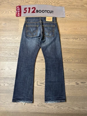 Levis 512 bootcut jeans - Säljer ett par Levis 512 bootcut jeans i storleken 31/32. Levis 512 bootcut  jeans slutade produktion år 2012 och dessa är ifrån 2009.  Inte din storlek eller färg? Finns massa mer i min profil. Skulle du vilja ha mått eller några andra frågor så är det bara och skriva 🤗👍