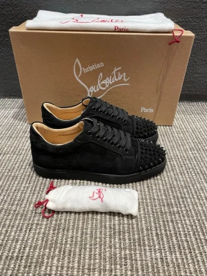 Christian Louboutin skor  - Hej, säljer nu dessa svin snygga Christian Louboutin skor. Skorna är i grymt skick!  Begränsat antal boxar och dustbag. Hör av dig vid frågor.
