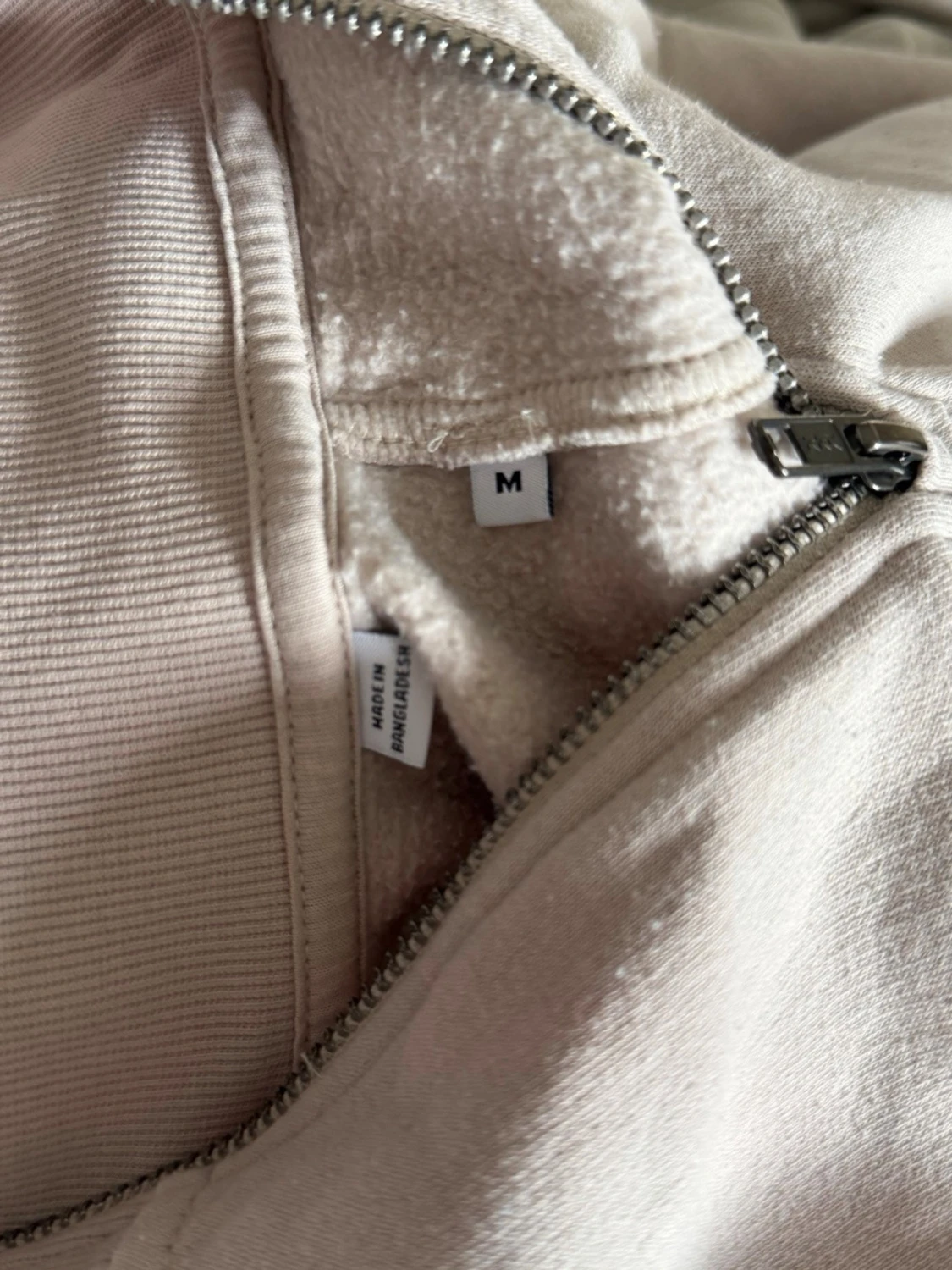 Beige sweatshirt med halv dragkedja - 2