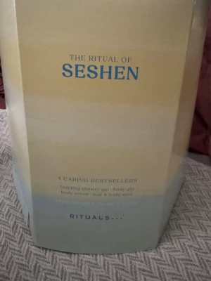Rituals The Ritual of Seshen presentbox - Säljer en lyxig presentbox från Rituals, The Ritual of Seshen. Innehåller fyra bästsäljande produkter: foaming shower gel, body gel, body scrub och hair & body mist. Förpackningen är i mjuka pastellfärger och har en elegant design.