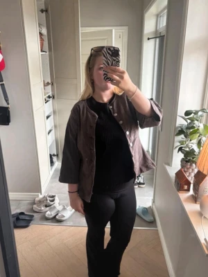 Jeansjacka/jeanstopp - Säljer denna då den inte används och man kan ha den som tröja/topp, kavaj eller som jacka. Den har trekvartsarm. Den är i storlek XL men den är liten i storleken tycker jag då jag brukar ha M-L.
