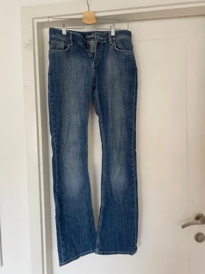 Blå utsvängda jeans - Blå utsvängda jeans💙💙 Innerbenslängd: 78 cm Midjemått: 37 cm i diameter