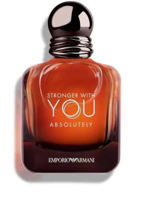 Emporio Armani Stronger With You Parfym - Emporio Armani Stronger With You Absolutely är en elegant parfym i en stilren, fyrkantig glasflaska med djup bärnstensfärg och mörk kork. Flaskan har en modern design med tydlig logotyp och text i vitt. Perfekt för dig som gillar exklusiva dofter och snygg förpackning.