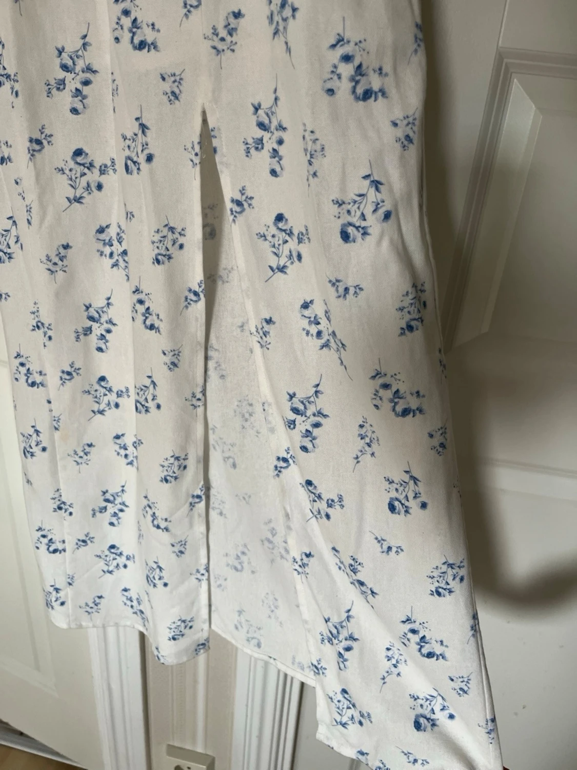 Vit långklänning med blå blommor - 3