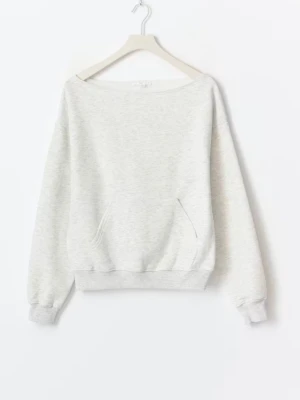 Ljusgrå sweatshirt med magficka - En enkel och stilren ljusgrå sweatshirt med bred halsringning och en stor magficka framtill. Tröjan har ribbade muddar vid ärmslut och nederkant. Perfekt för en avslappnad och bekväm look. Materialet känns mjukt och skönt mot huden.