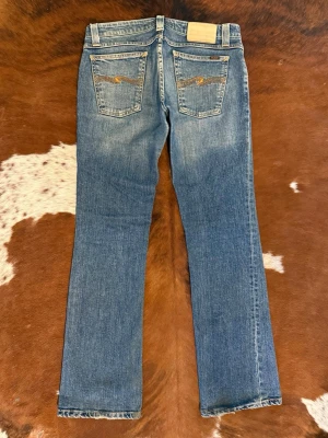 Nudie Jeans BootcutEddy - Tjena! Säljer dessa vintage Nudie jeans ifrån tidigt 2000-tal: Fint skick i storlek W29/L32: Byxorna passar dig som är cirka 175-180cm/70kg: Hör av dig vid funderingar!🙌