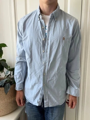 Ralph lauren skjorta  - Ralph lauren skjorta, stor på modellen, Inga defekter förutom några små som ni ser! Modellen i bilderna är 180 cm 75 kg och bär Storlek , Kom med frågor! 🌟 (Kan gå ned i pris vid köp av paket 😉) 