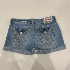 Lågmidjade vintage jeansshorts🤩 - Supersnygga!! Midja 37 cm rakt över och gren 18 cm💕märkta w27 men tycker mer W26 (läs bio)